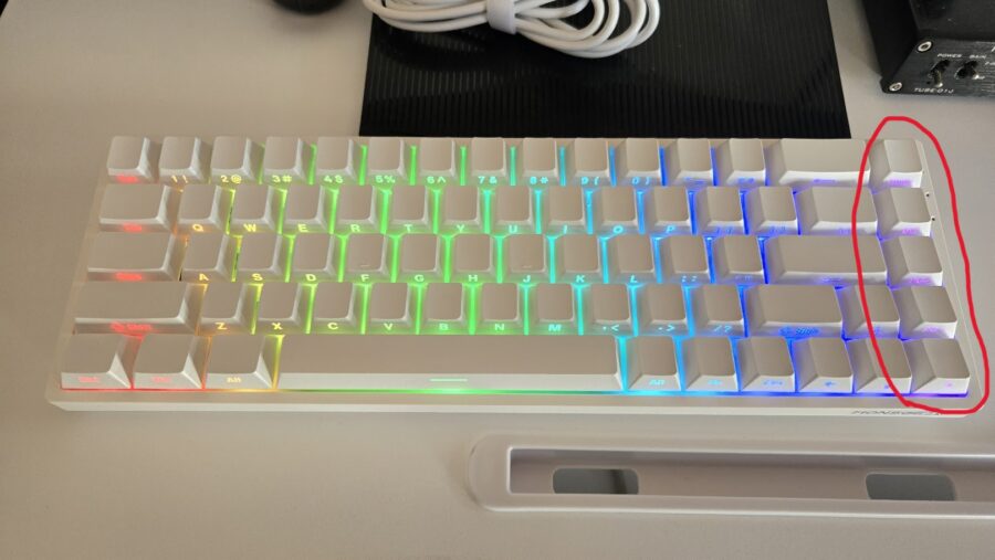 60%キーボードに赤枠の1列が追加された65%サイズ